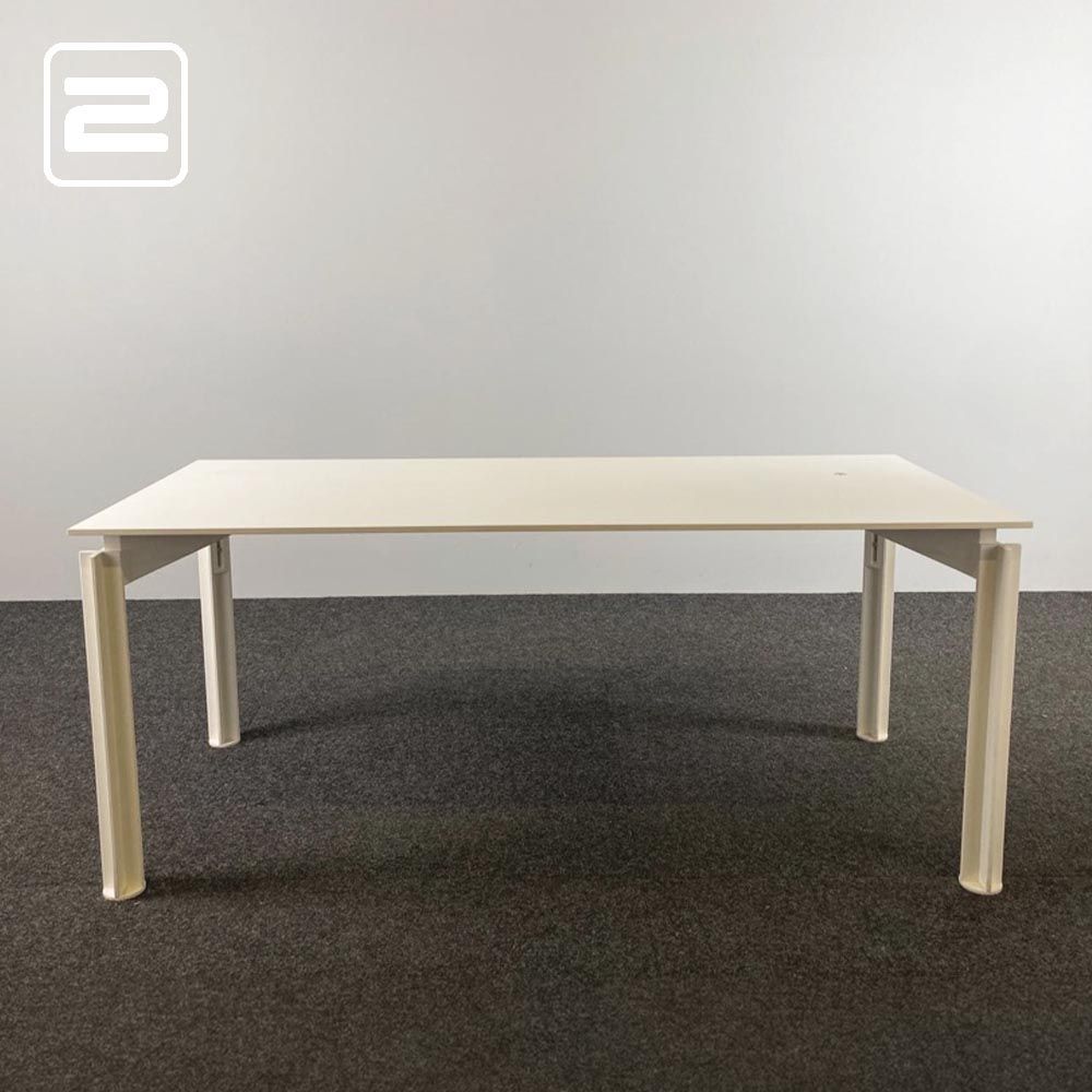 BULO H2O Bureau B180xD80xH71-79 - wit melamine / wit metaal vierpoot BULO H2O Bureau B180xD80xH71-79 - wit melamine / wit metaal vierpoot