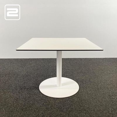 LAPALMA Brio Kantinetafel Vierkant B90xD90xH68-97 - wit melamine / wit metaal centrale poot LAPALMA Brio Kantinetafel Vierkant B90xD90xH68-97 - wit melamine / wit metaal centrale poot