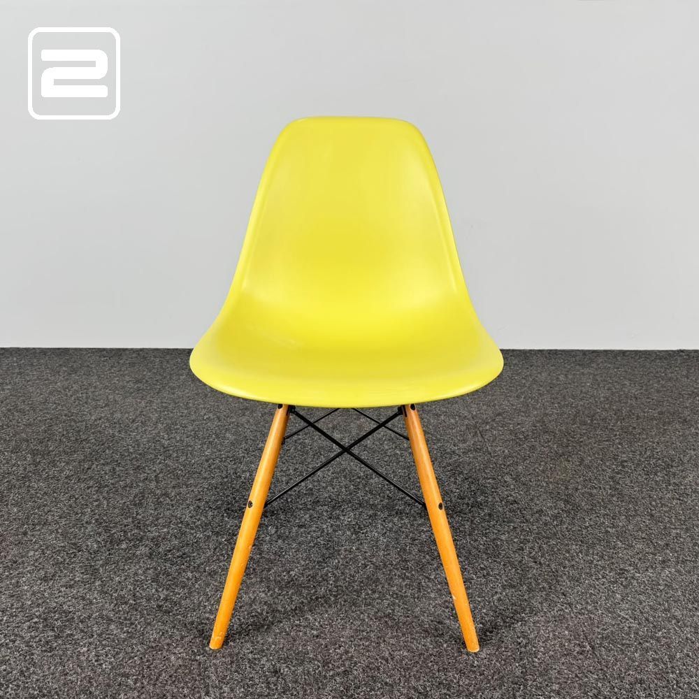 VITRA Plastic chair DSW Kantinestoel design by Charles and Ray Eames - appelgroen kunststof / lichtbruin hout vierpoot