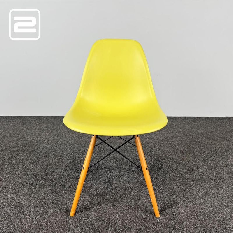 VITRA Plastic chair DSW Kantinestoel design by Charles and Ray Eames - appelgroen kunststof / lichtbruin hout vierpoot VITRA Plastic chair DSW Kantinestoel design by Charles and Ray Eames - appelgroen kunststof / lichtbruin hout vierpoot