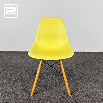VITRA Plastic chair DSW Kantinestoel design by Charles and Ray Eames - appelgroen kunststof / lichtbruin hout vierpoot VITRA Plastic chair DSW Kantinestoel design by Charles and Ray Eames - appelgroen kunststof / lichtbruin hout vierpoot