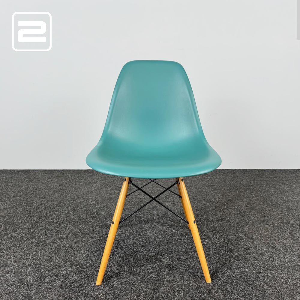 VITRA Plastic chair DSW Kantinestoel design by Charles and Ray Eames - blauwgroen kunststof / lichtbruin hout vierpoot VITRA Plastic chair DSW Kantinestoel design by Charles and Ray Eames - blauwgroen kunststof / lichtbruin hout vierpoot