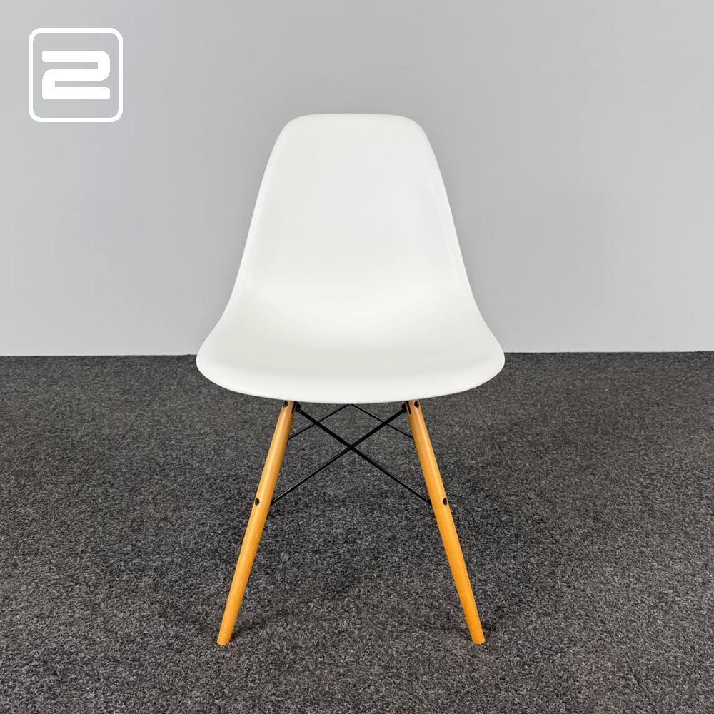 VITRA Plastic chair DSW Kantinestoel design by Charles and Ray Eames - lichtgrijs kunststof / lichtbruin hout vierpoot VITRA Plastic chair DSW Kantinestoel design by Charles and Ray Eames - lichtgrijs kunststof / lichtbruin hout vierpoot
