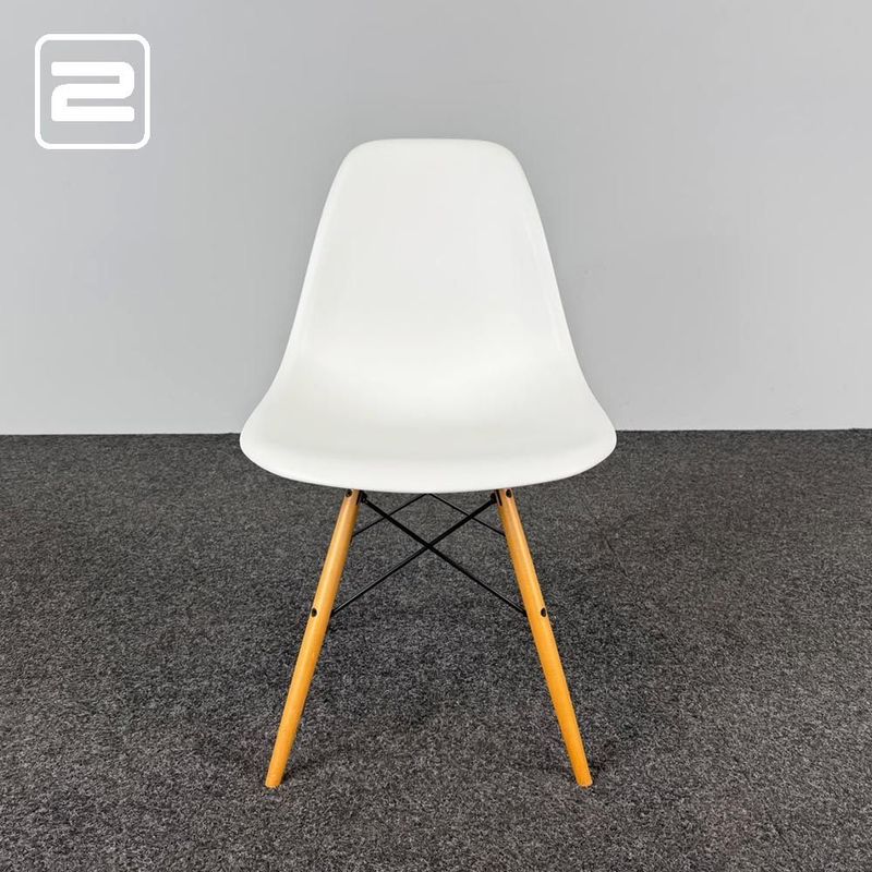 VITRA Plastic chair DSW Kantinestoel design by Charles and Ray Eames - lichtgrijs kunststof / lichtbruin hout vierpoot VITRA Plastic chair DSW Kantinestoel design by Charles and Ray Eames - lichtgrijs kunststof / lichtbruin hout vierpoot