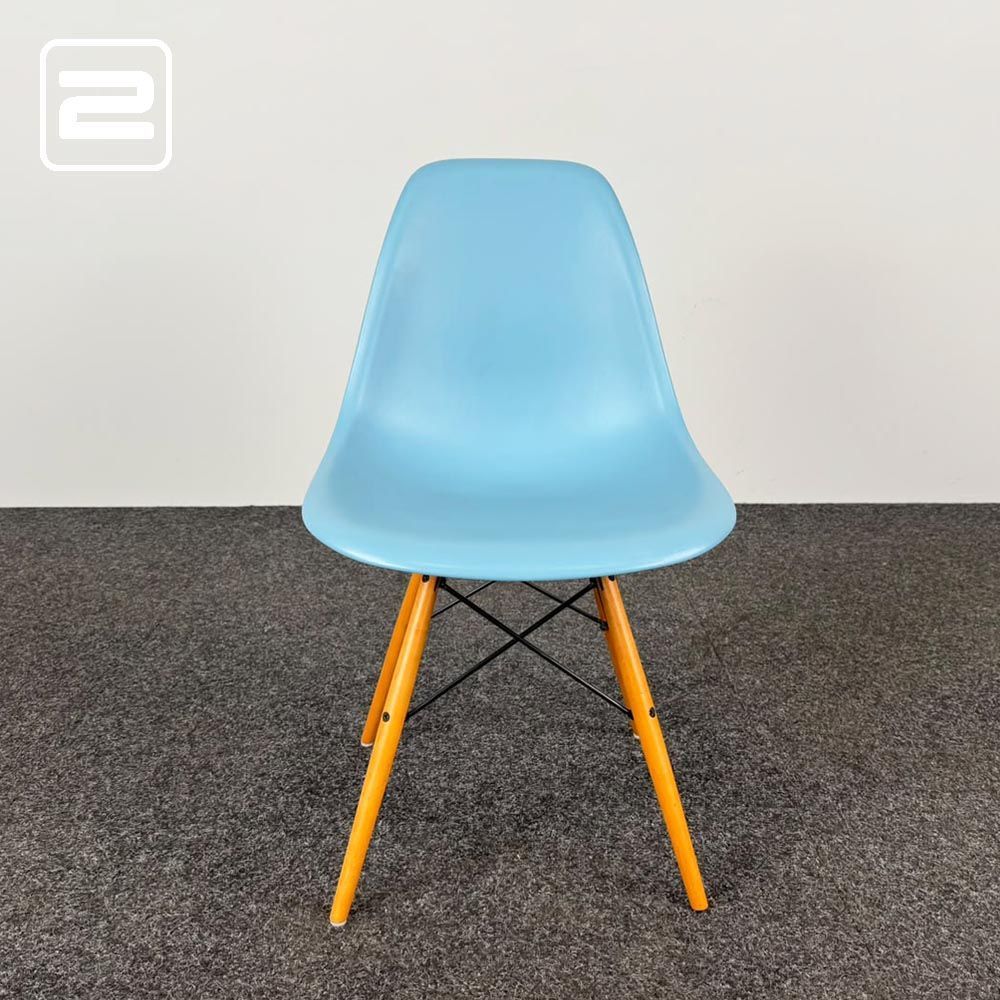 VITRA Plastic chair DSW Kantinestoel design by Charles and Ray Eames - blauw kunststof / lichtbruin hout vierpoot