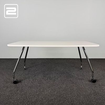 VITRA Ad Hoc Bureau Verrijdbaar design by Antonio Citterio B160xD80xH72, 5 - wit melamine / chrome vierpoot VITRA Ad Hoc Bureau Verrijdbaar design by Antonio Citterio B160xD80xH72, 5 - wit melamine / chrome vierpoot