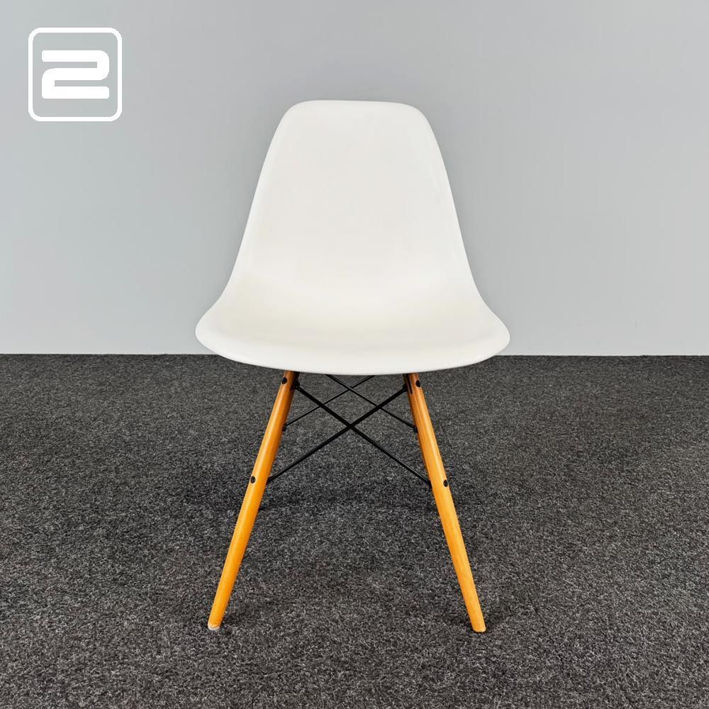 VITRA Plastic chair DSW Kantinestoel design by Charles and Ray Eames - wit kunststof / lichtbruin hout vierpoot VITRA Plastic chair DSW Kantinestoel design by Charles and Ray Eames - wit kunststof / lichtbruin hout vierpoot