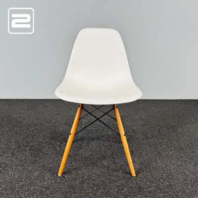 VITRA Plastic chair DSW Kantinestoel design by Charles and Ray Eames - wit kunststof / lichtbruin hout vierpoot VITRA Plastic chair DSW Kantinestoel design by Charles and Ray Eames - wit kunststof / lichtbruin hout vierpoot
