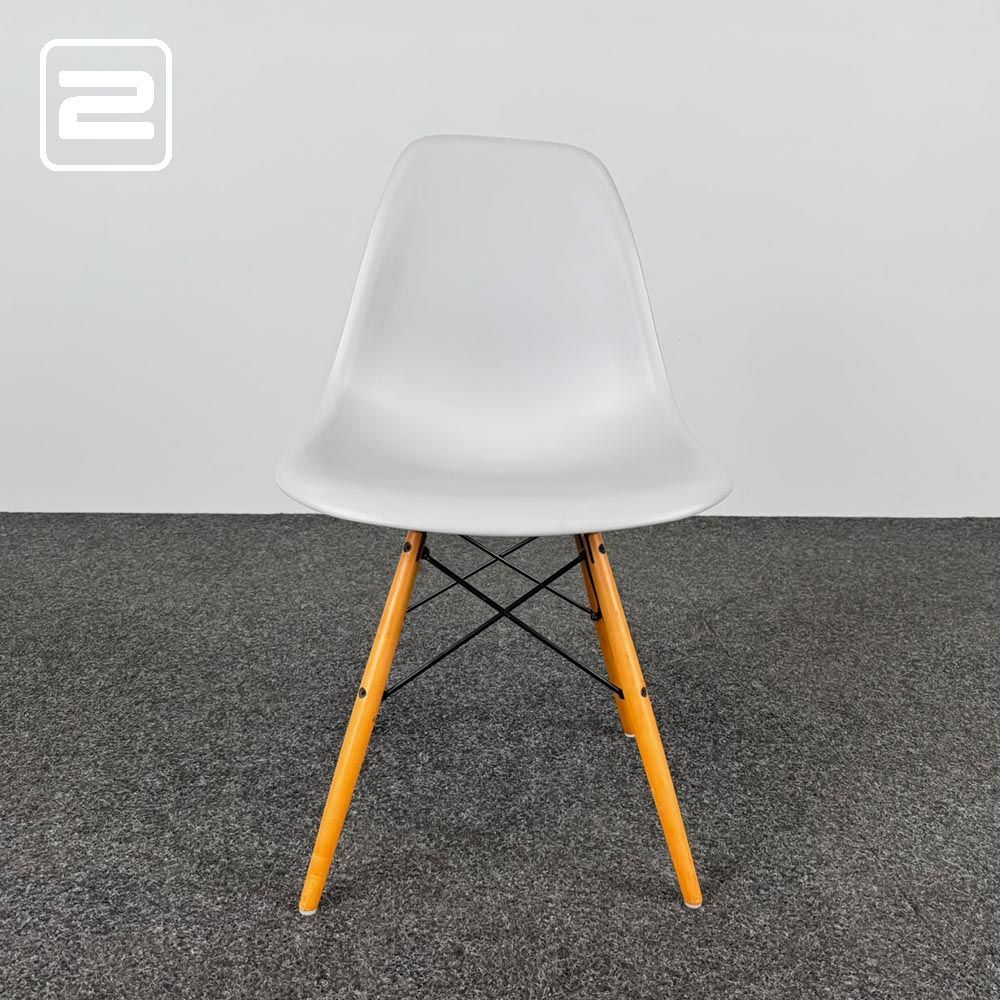 VITRA Plastic chair DSW Kantinestoel design by Charles and Ray Eames - grijs kunststof / lichtbruin hout vierpoot