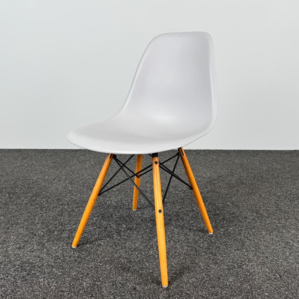 VITRA Plastic chair DSW Kantinestoel design by Charles and Ray Eames - grijs kunststof / lichtbruin hout vierpoot