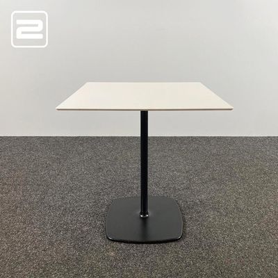 MAY Neuheiten Kantinetafel Vierkant design by Agnes Tischgestell B69xD69xH74 - wit melamine / zwart metaal centrale poot MAY Neuheiten Kantinetafel Vierkant design by Agnes Tischgestell B69xD69xH74 - wit melamine / zwart metaal centrale poot