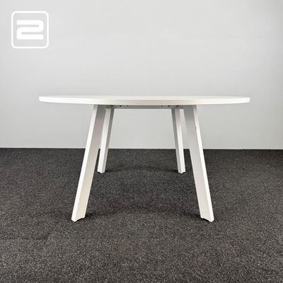 JUNTOO Kantinetafel Rond B140xD140xH76 - wit hpl / wit metaal vierpoot JUNTOO Kantinetafel Rond B140xD140xH76 - wit hpl / wit metaal vierpoot