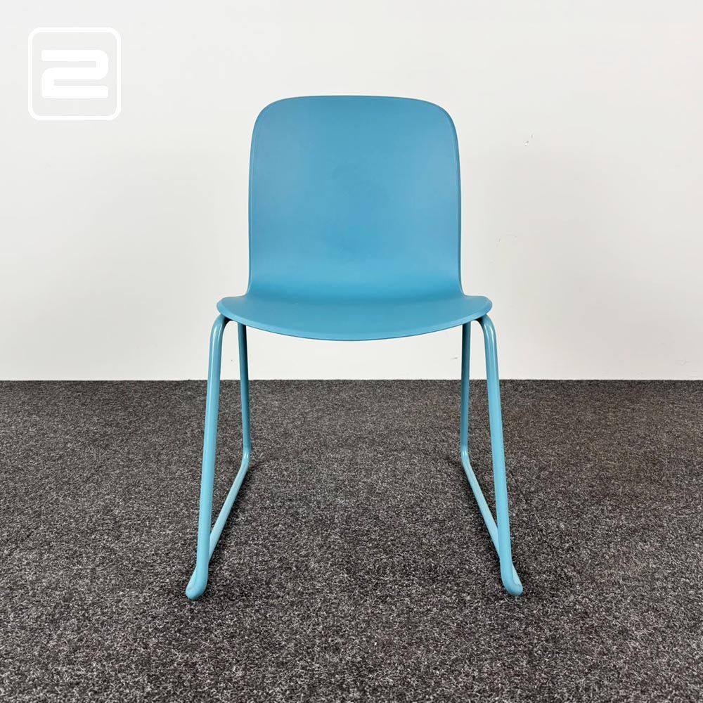 STEELCASE Cavatina Kantinestoel stapelbaar - hemelblauw kunststof / blauw metaal sledepoot STEELCASE Cavatina Kantinestoel stapelbaar - hemelblauw kunststof / blauw metaal sledepoot