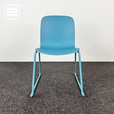 STEELCASE Cavatina Kantinestoel stapelbaar - hemelblauw kunststof / blauw metaal sledepoot STEELCASE Cavatina Kantinestoel stapelbaar - hemelblauw kunststof / blauw metaal sledepoot
