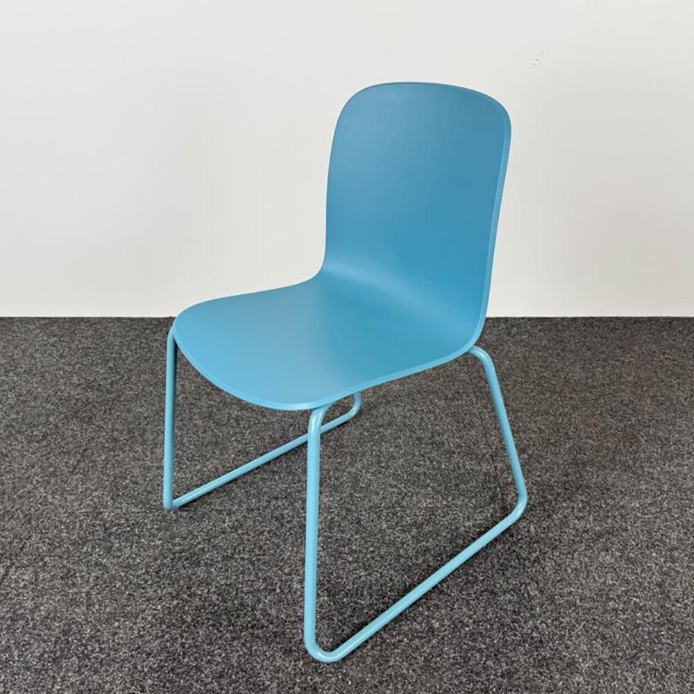 STEELCASE Cavatina Kantinestoel stapelbaar - hemelblauw kunststof / blauw metaal sledepoot