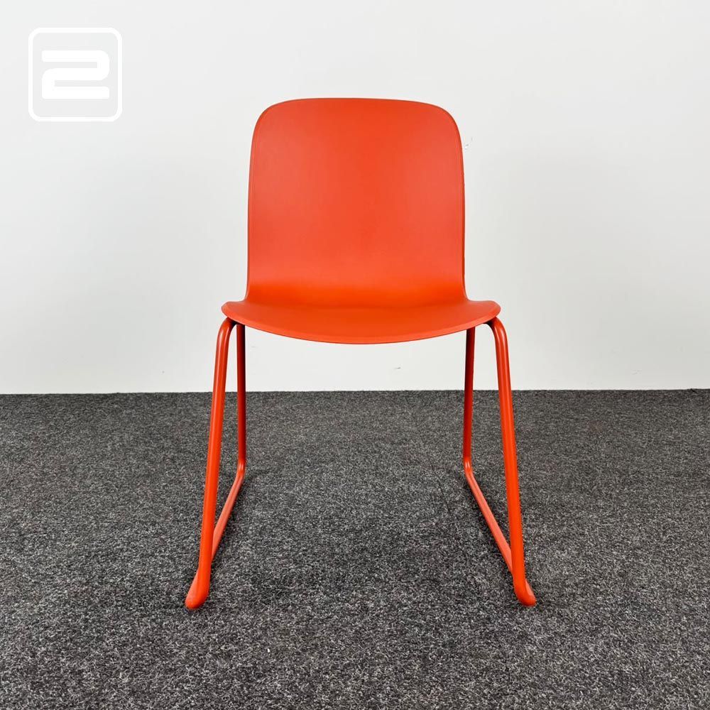 STEELCASE Cavatina Kantinestoel stapelbaar - baksteenrood kunststof / rood metaal sledepoot
