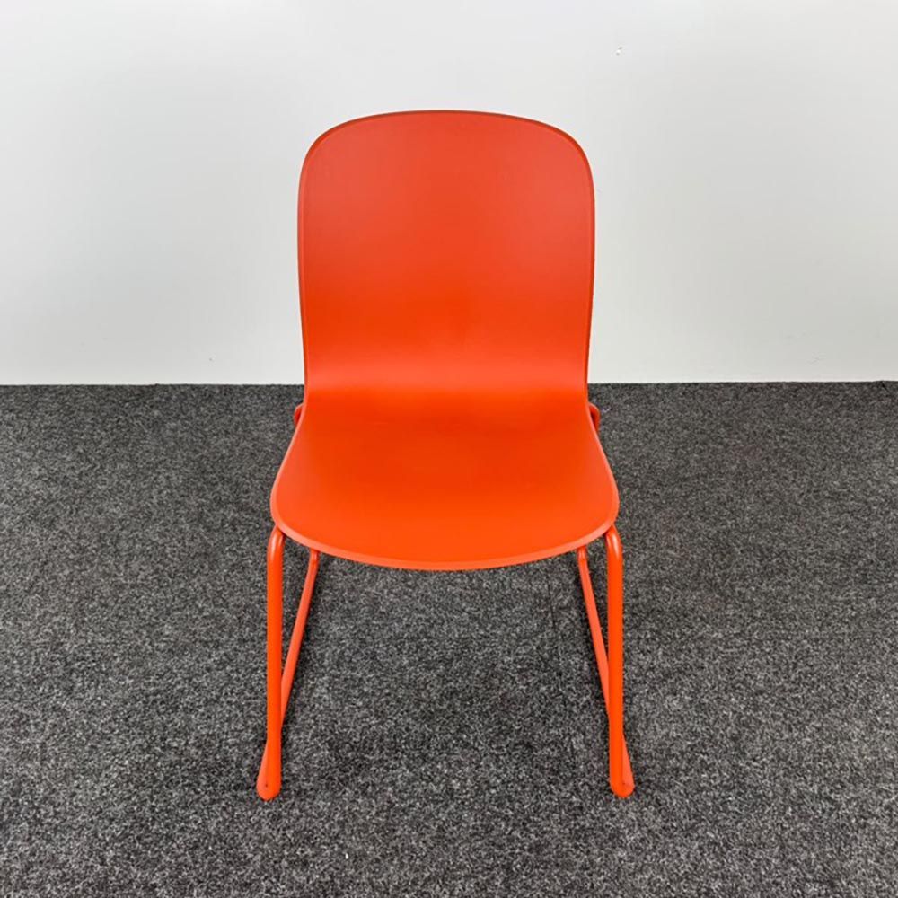STEELCASE Cavatina Kantinestoel stapelbaar - baksteenrood kunststof / rood metaal sledepoot