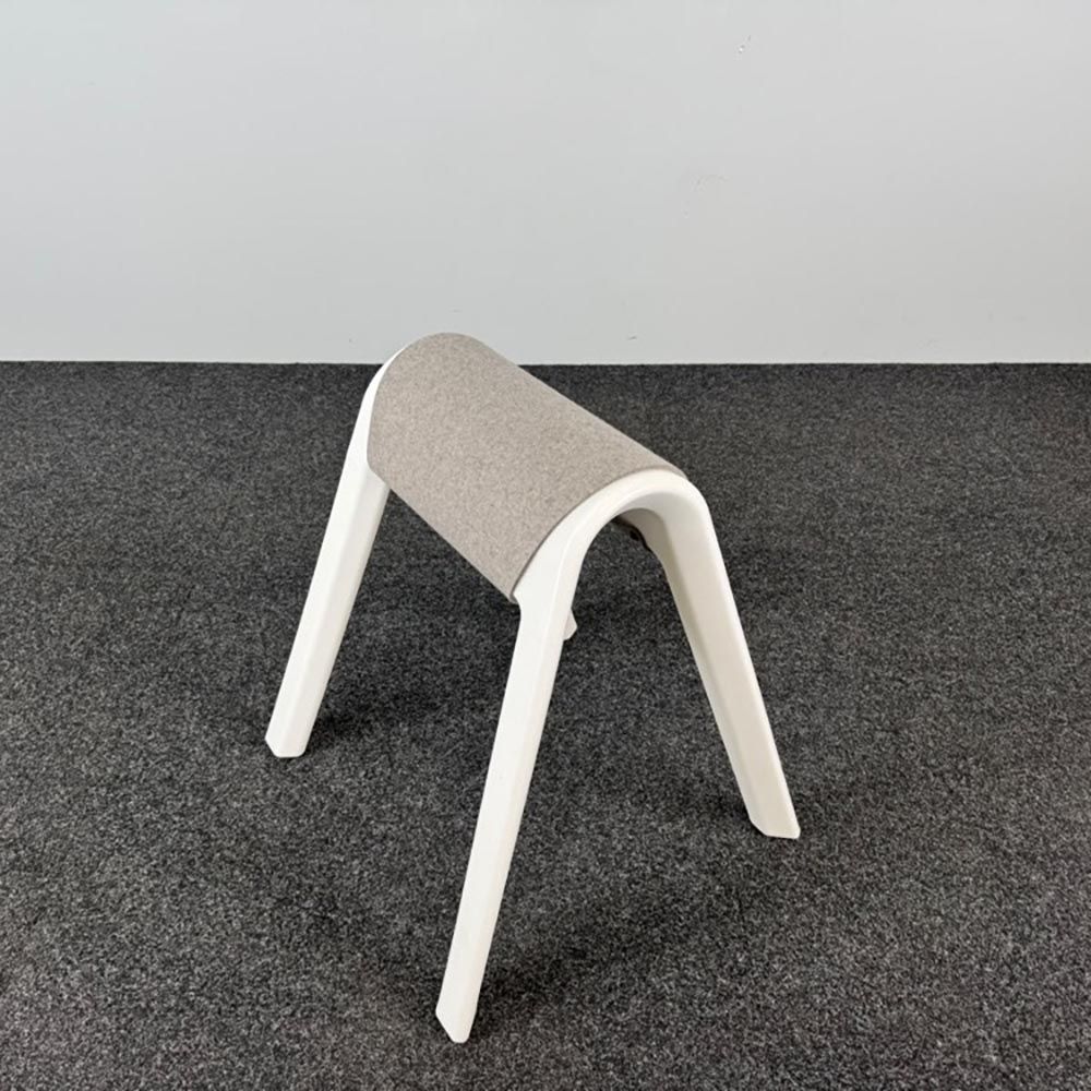 WILKHAHN Sitzbock Kruk design by Rudolph Schelling Webermann - grijs vilt / wit kunststof vierpoot