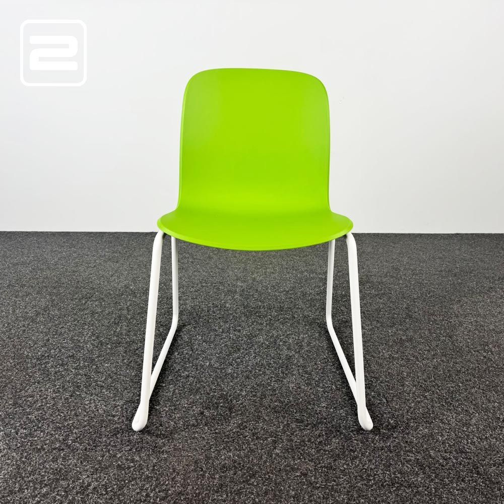 STEELCASE Cavatina Kantinestoel stapelbaar - groen kunststof / wit metaal sledepoot