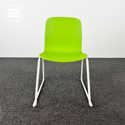 STEELCASE Cavatina Kantinestoel stapelbaar - groen kunststof / wit metaal sledepoot