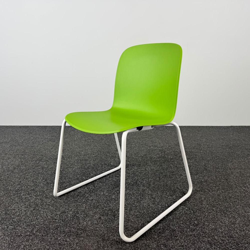 STEELCASE Cavatina Kantinestoel stapelbaar - groen kunststof / wit metaal sledepoot