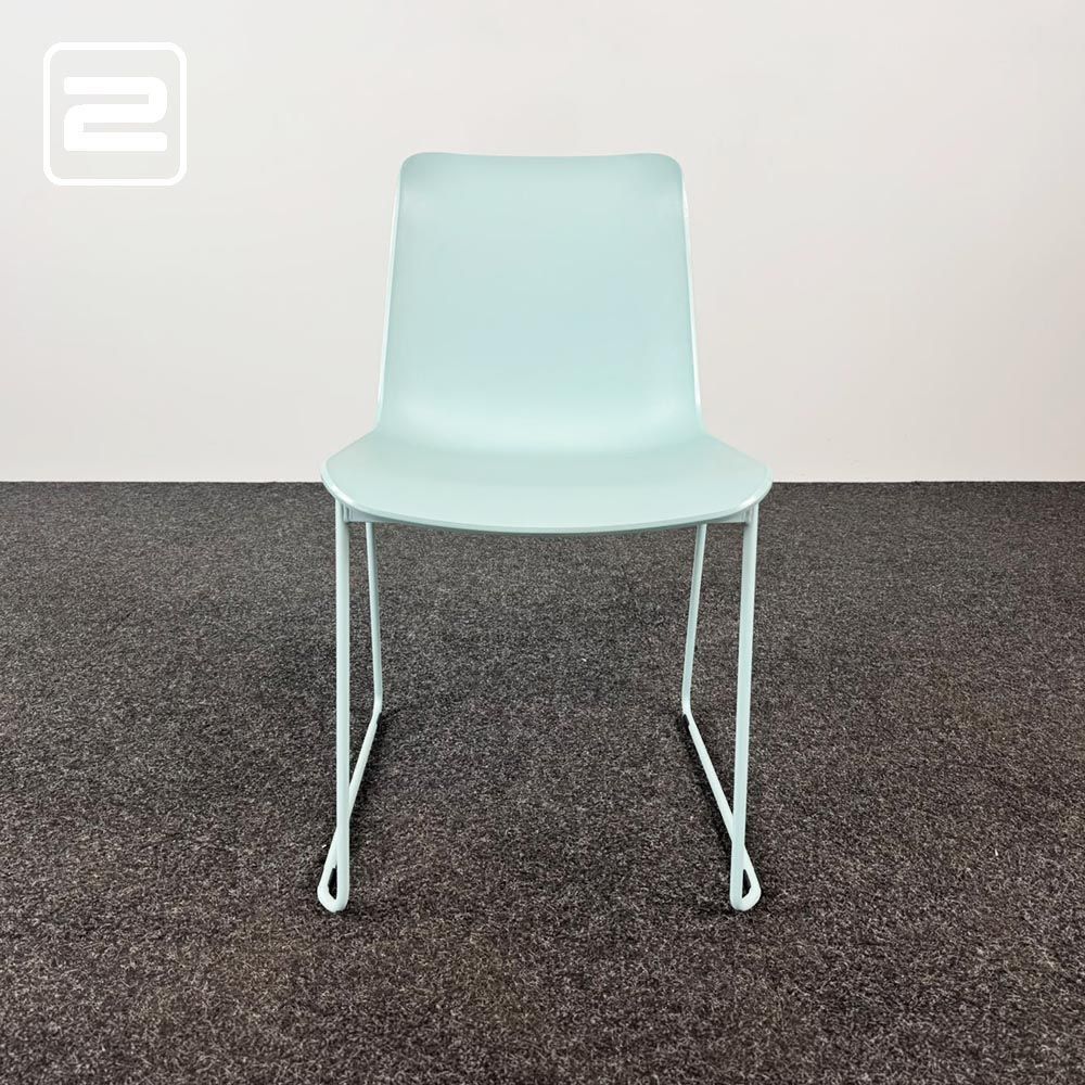 EUROPA 2 Kantinestoel stapelbaar - lichtblauw kunststof / blauw metaal sledepoot EUROPA 2 Kantinestoel stapelbaar - lichtblauw kunststof / blauw metaal sledepoot