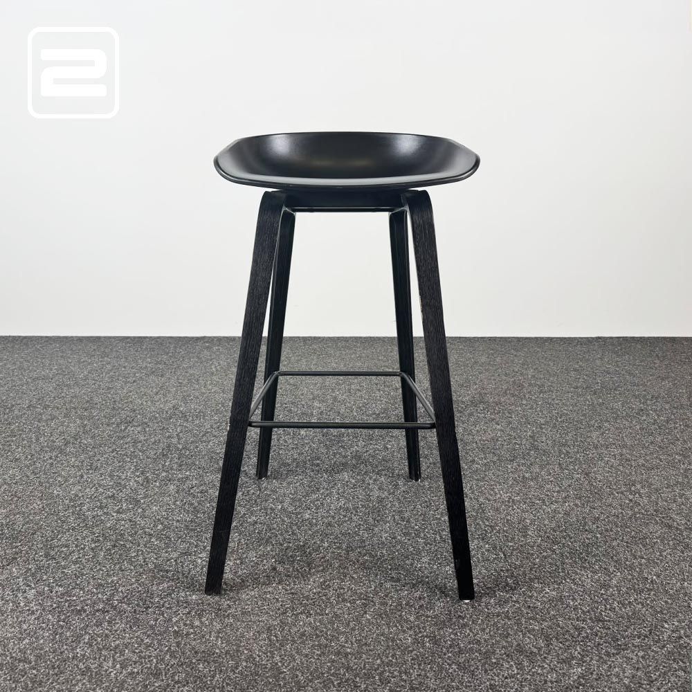 HAY About a Stool AAS32 Barkruk design by Hee Welling - zwart kunststof / zwart hout vierpoot HAY About a Stool AAS32 Barkruk design by Hee Welling - zwart kunststof / zwart hout vierpoot