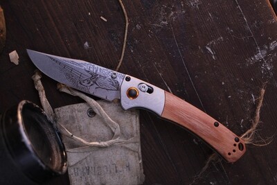 Benchmade Artist Series Mini Crooked River 3.4" AXIS Folder / Blonde Wood & Engraved Bolster / Whitetail Deer Engraved S30V