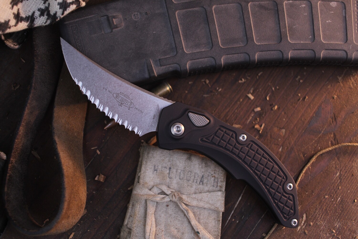 Microtech Brachial S/E 3.25&quot; Auto Button Lock Folder / Black Aluminum / Stonewashed Serrated