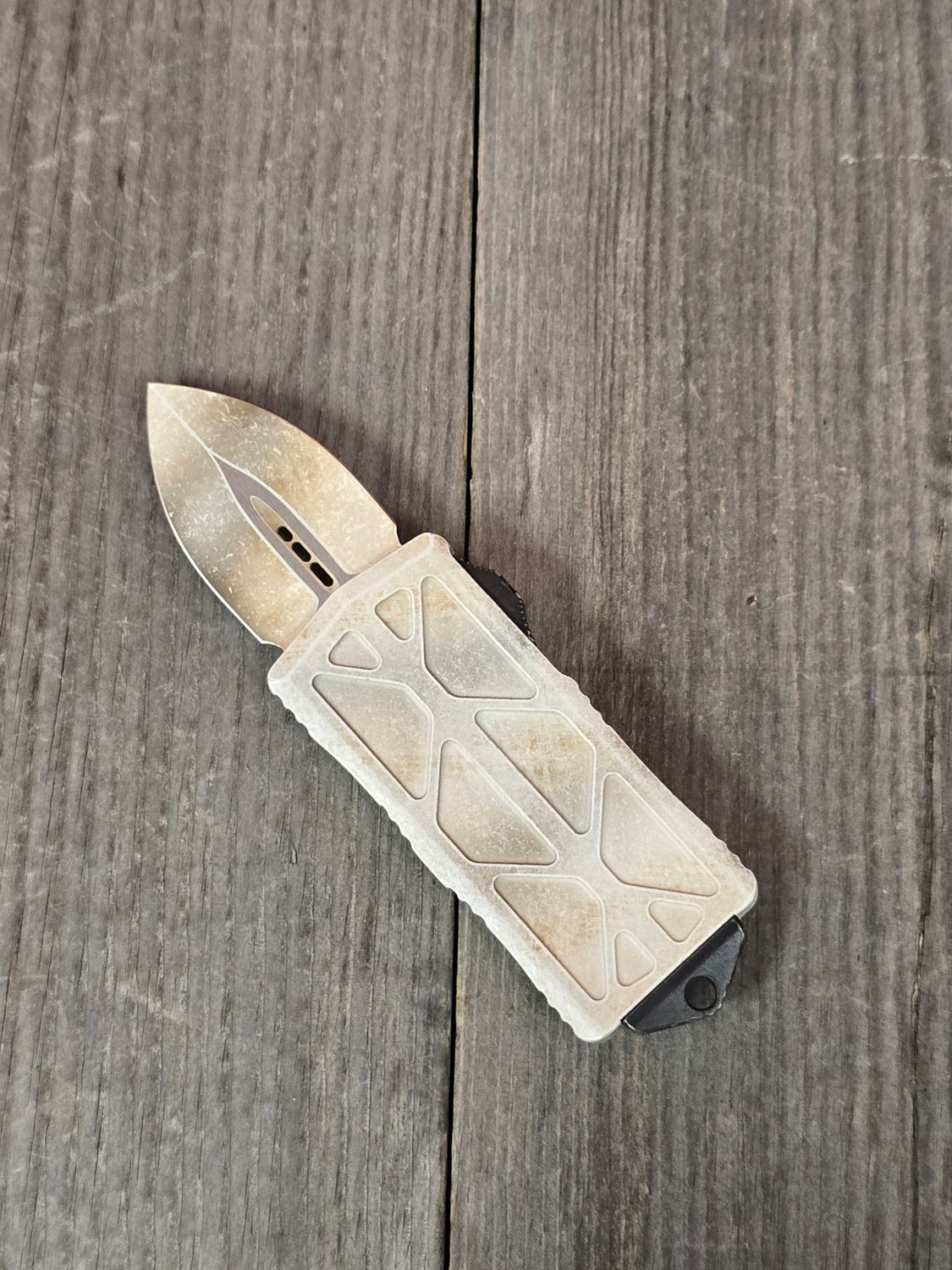 Microtech Exocet Sandtrooper D/E 1.9&quot; CA Legal OTF Automatic Knife / White Aluminum / Sand Distressed
