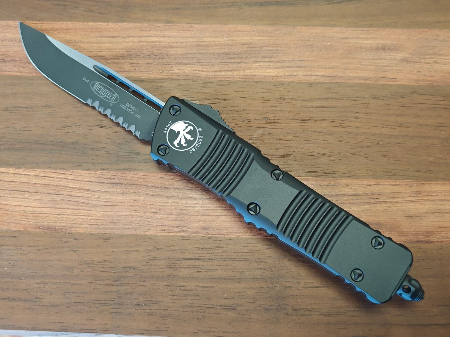 Microtech Combat Troodon S/E HS OTF 3.8" Automatic Knife / Black Aluminum / Two Tone Half Serrated CTS 204P