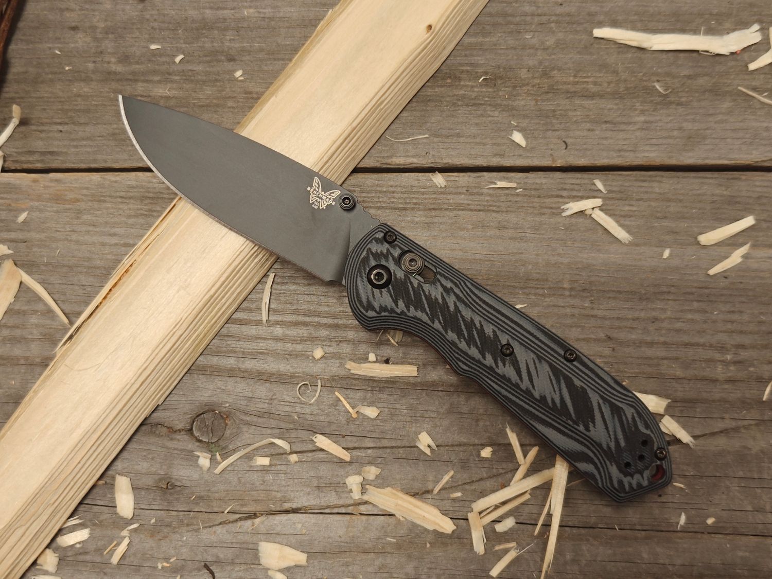Benchmade Freek 3.6&quot; AXIS Lock Knife / Black &amp; Grey G10 With Red Liner / Black CPM-M4