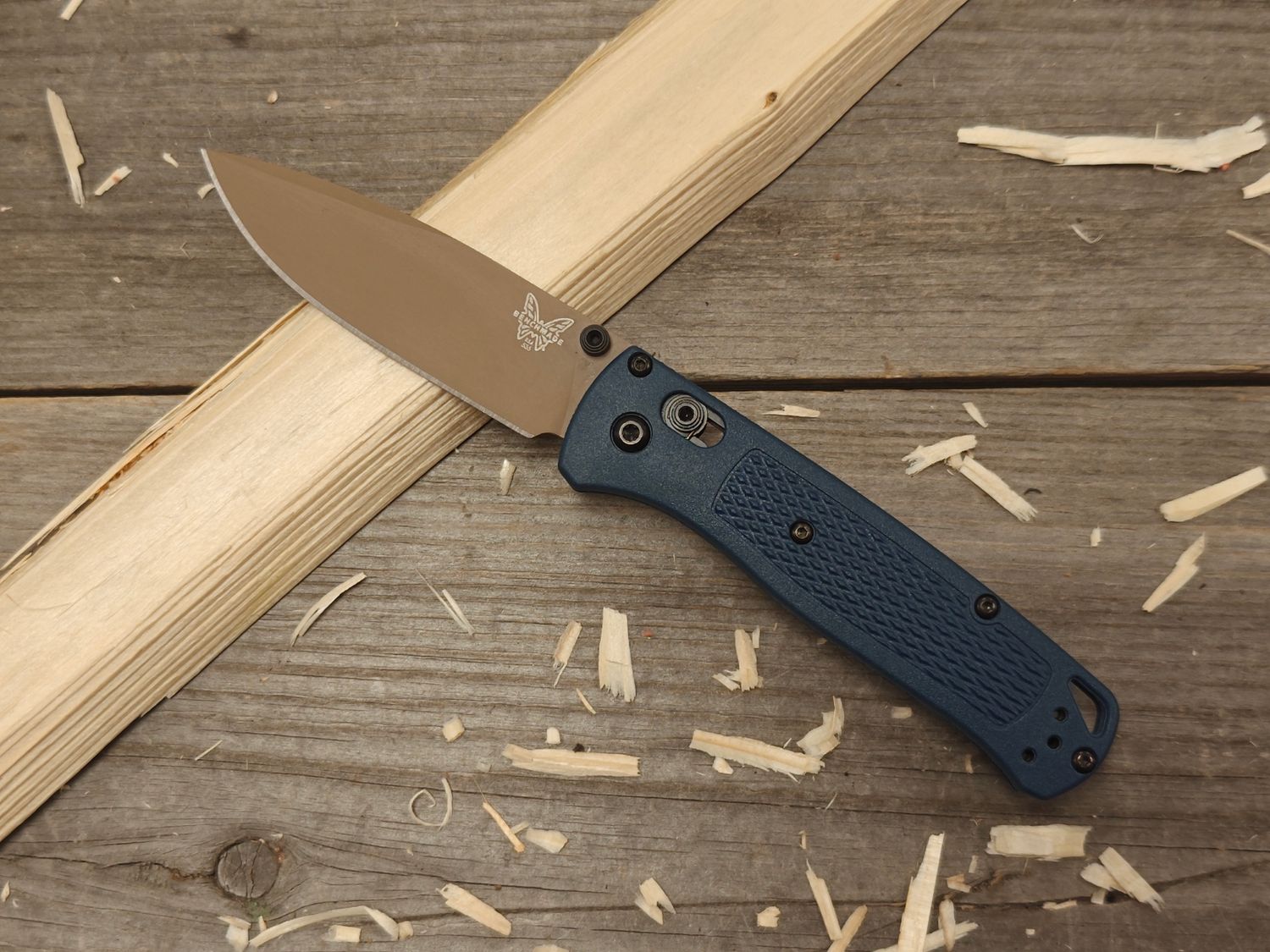 Benchmade Bugout 3.24" AXIS Lock Folder / Crater Blue Grivory / Flat Dark Earth CPM-S30V