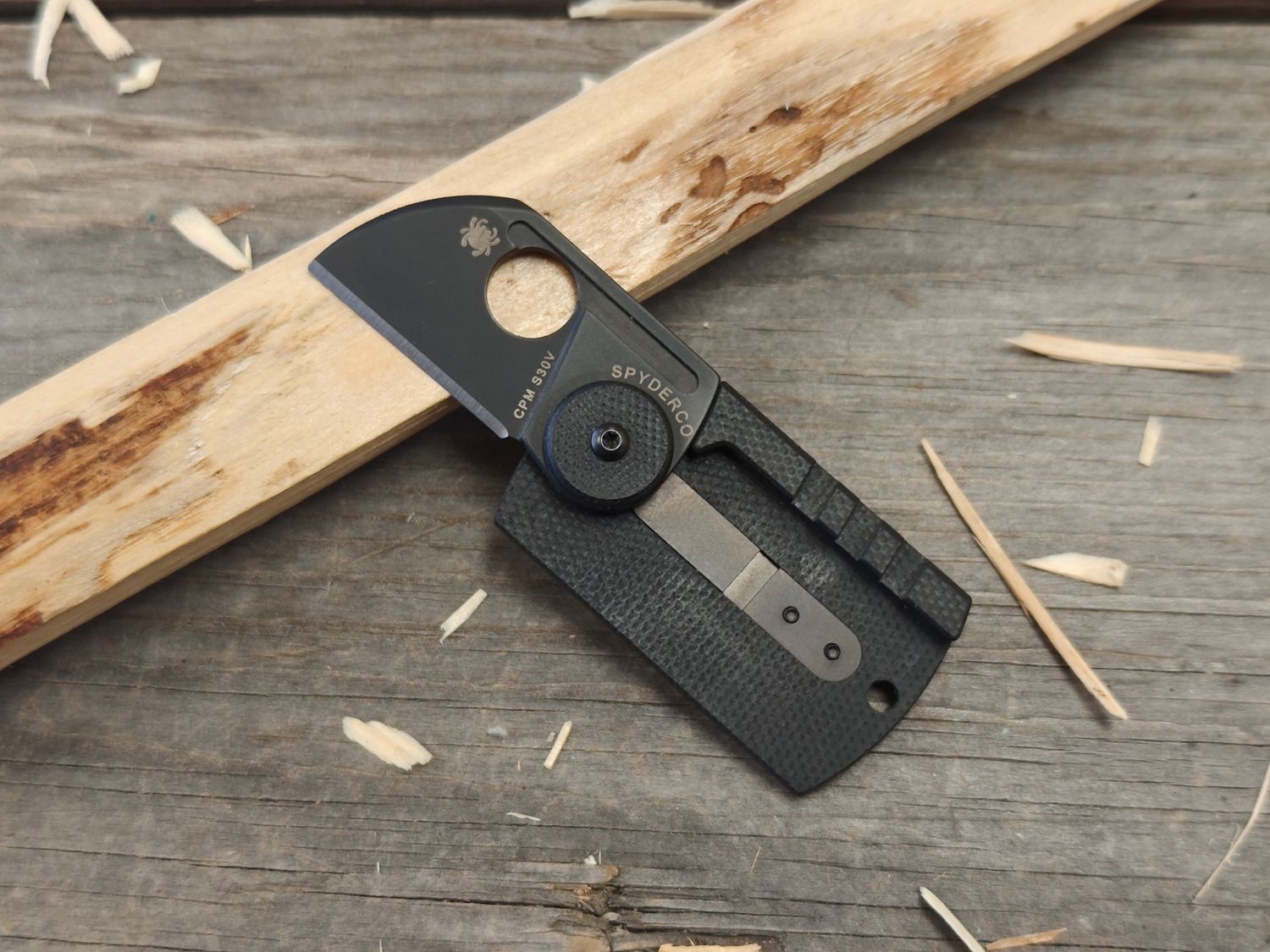 Spyderco Dog Tag 1.25&quot; Non-Locking Folder / Carbon Fiber G10 / Black S30V