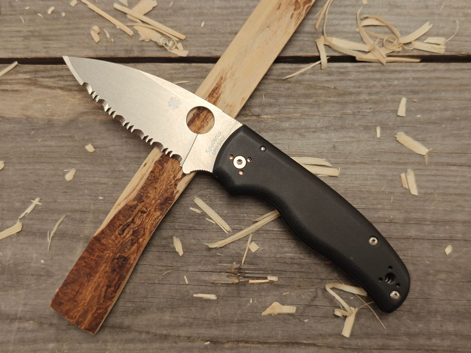 Spyderco Shaman 3.6&quot; Flipper / Black G10 / Satin Fully Serrated S30V