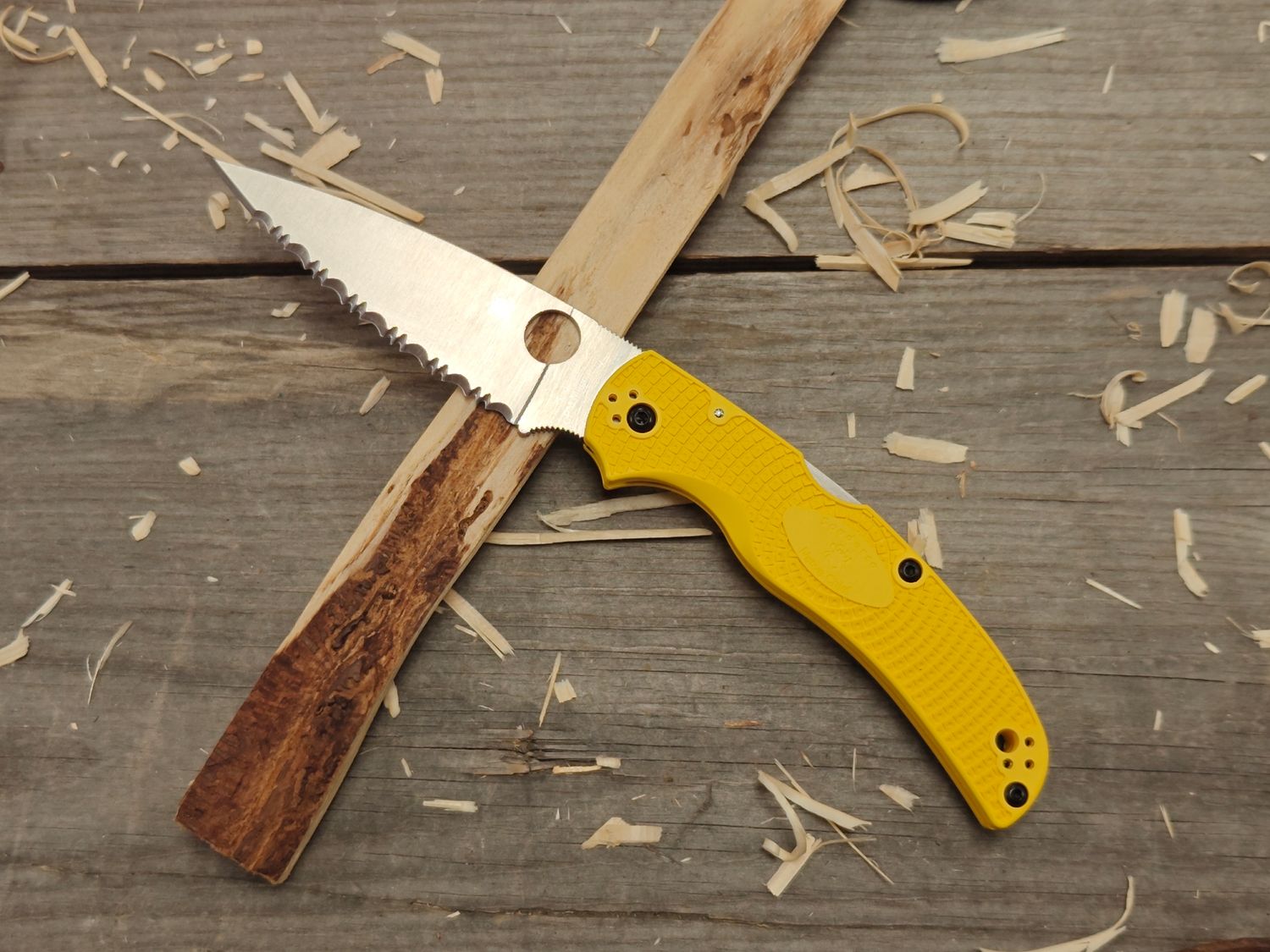 Spyderco Native Chief Lightweight Salt Fully Serrated 4&quot; Lockback / Yellow FRN / Satin MagnaCut 