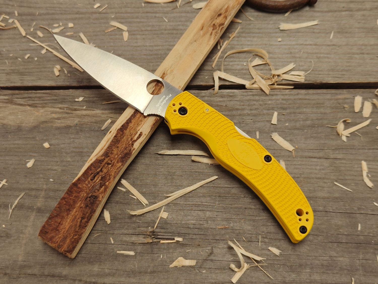 Spyderco Native Chief Lightweight Salt 4&quot; Lockback / Yellow FRN / Satin MagnaCut 