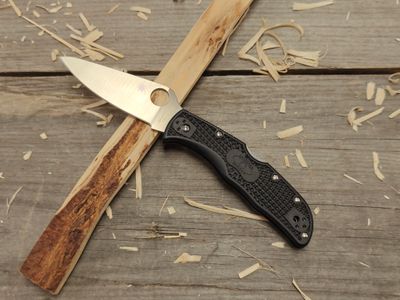 Spyderco Endela Lightweight 3.41" Lockback Folder / Black FRN / Satin VG-10