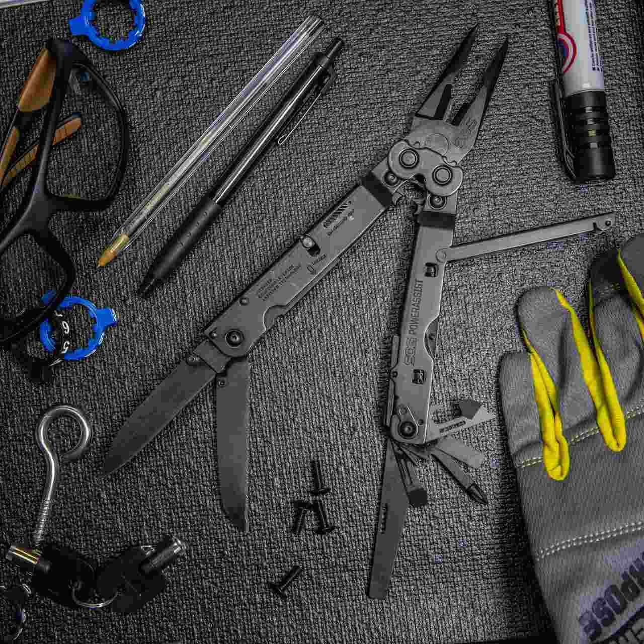 SOG PowerAssist Multi-Tool / Black / 18-in-1 w/ Nylon Case