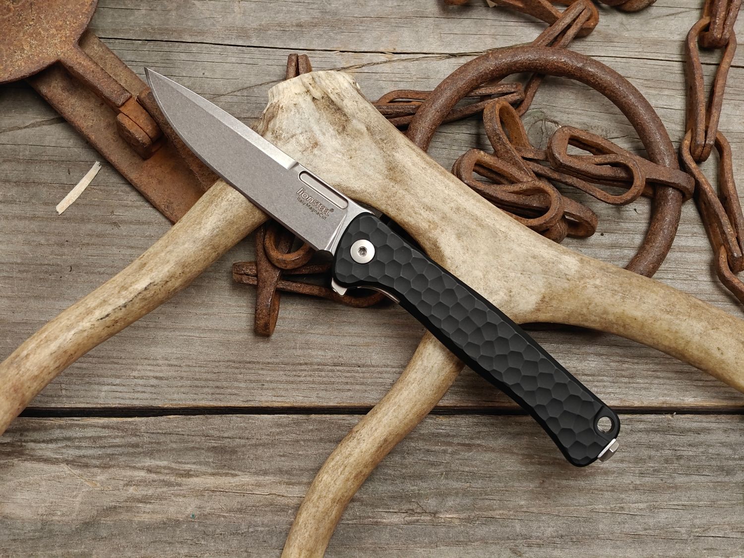 LionSteel Emmet 2.82" Framelock Folder / Black Hammertone Aluminum / Stonewashed Magnacut