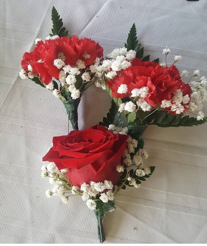 Fresh flowers boutinniere for the groom&#39;s men