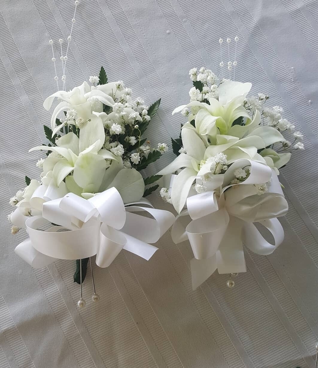 Fresh flowers pin corsage