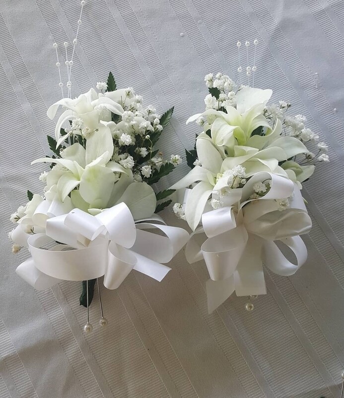Fresh flowers pin corsage