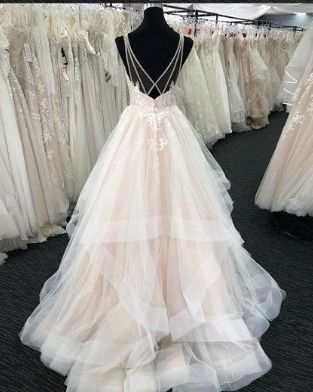 Sleeveless layer bridal gowns