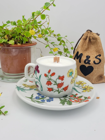 Bougie naturelle et artisanale parfumée décorée de fleurs séchées Tasse Porcelaine de Paris Décor Herbier