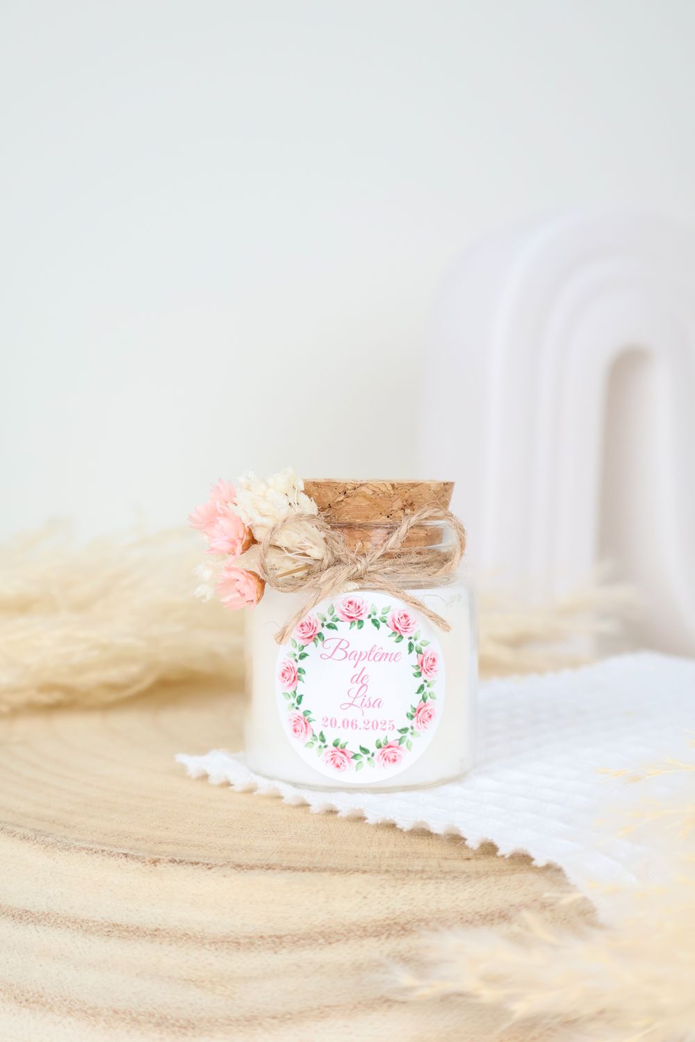 Bougie bouchon liège avec fleurs séchées et étiquette