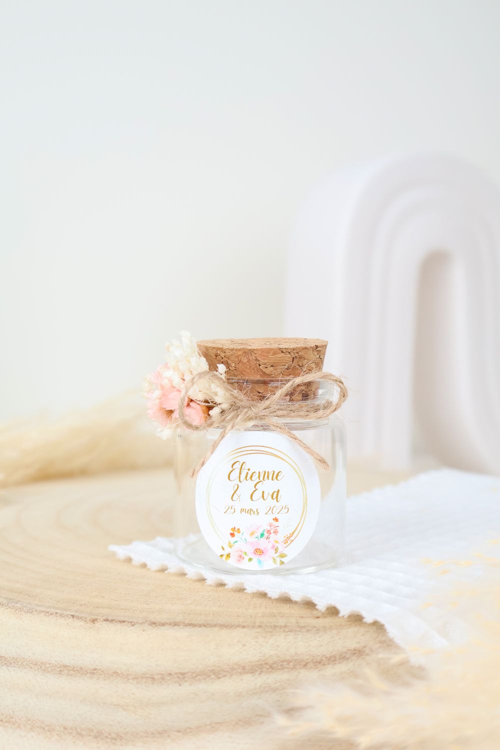 Pot vide avec fleurs séchées et étiquette