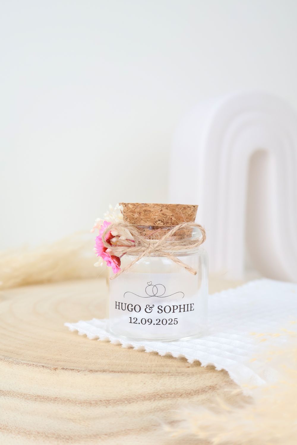 Pot vide avec fleurs séchées et étiquette transparente