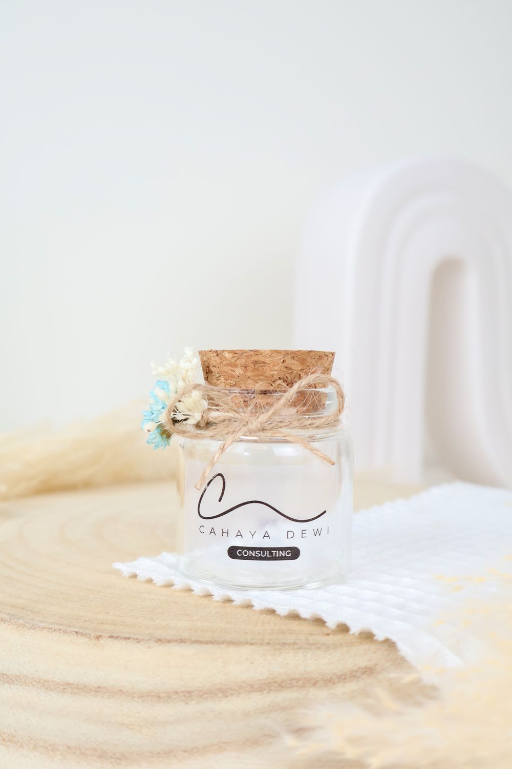 Pot vide avec fleurs séchées et étiquette transparente