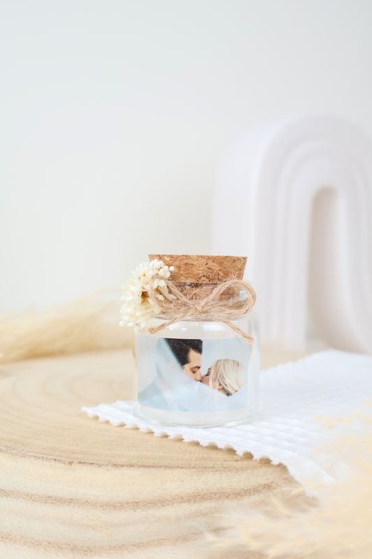 Pot vide avec fleurs séchées et étiquette transparente